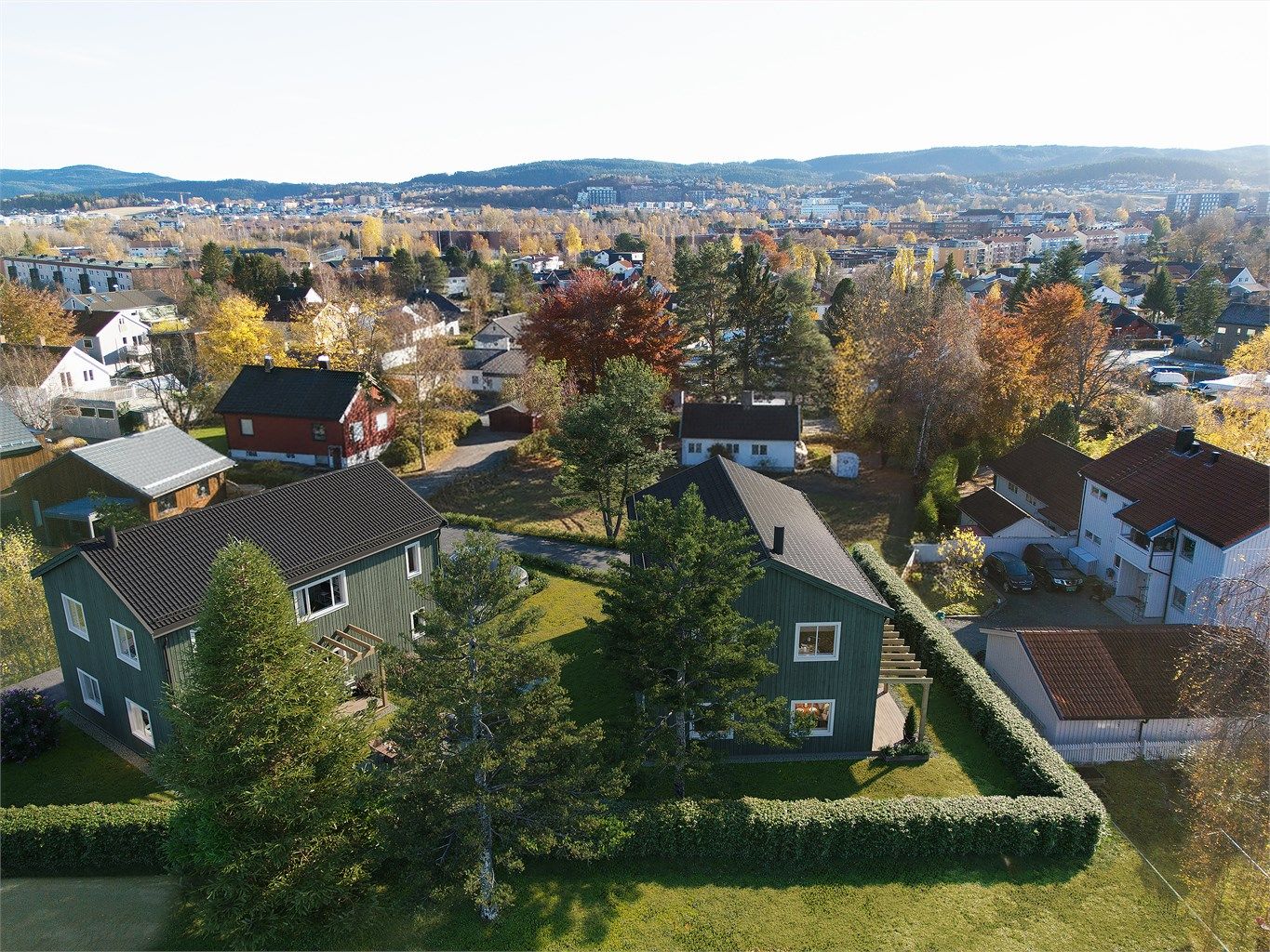 Fra stuen har du utgang til en herlig markterrasse med gode solforhold. Beliggenheten er sentral og barnevennlig, med korte avstander til både skoler, barnehager, idrettsanlegg og restauranter/shoppingsenter. Standarden vil være topp moderne. 