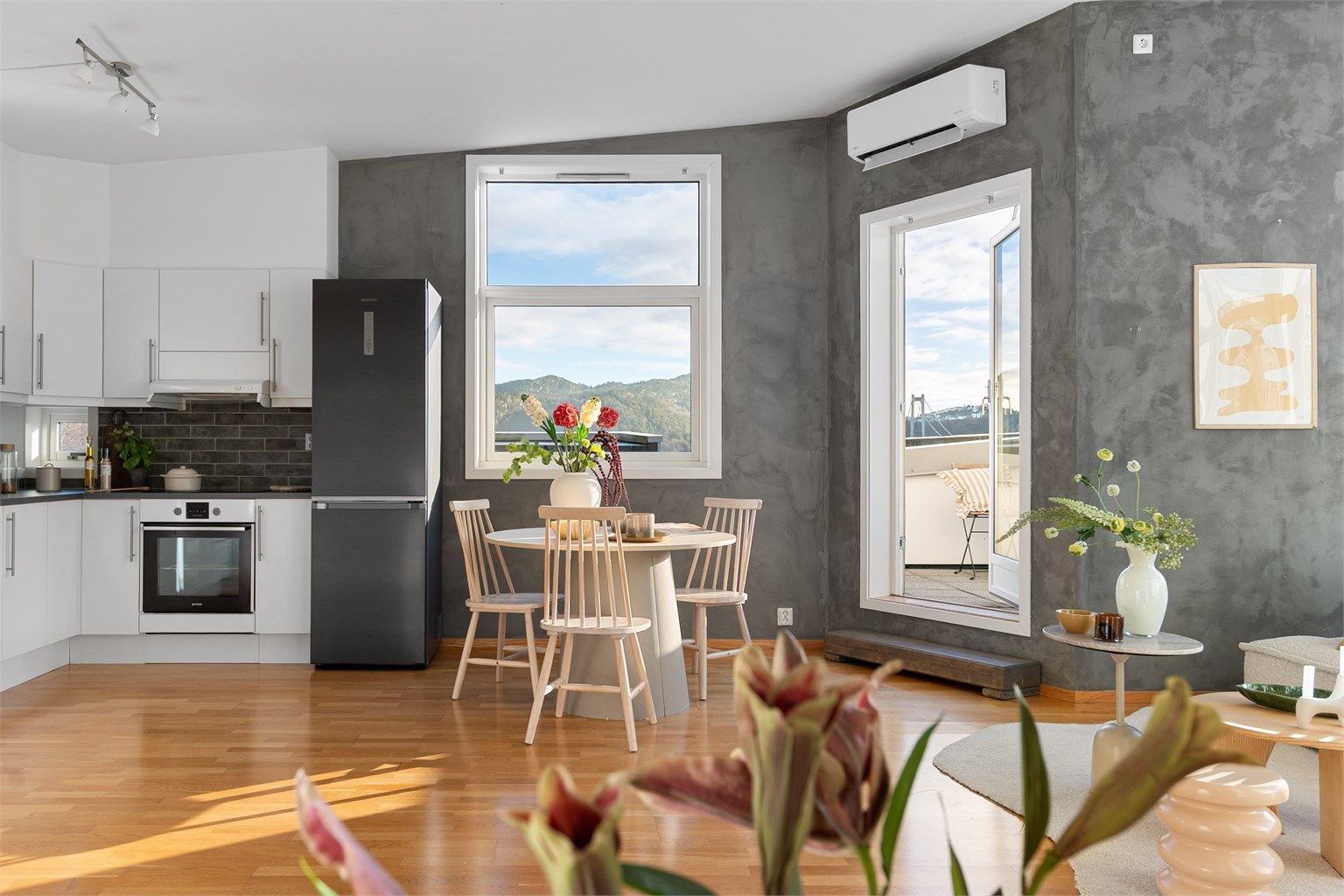 - Den åpne planløsningen gjør matlagingen til en sosial aktivitet og serveringen svært enkel -