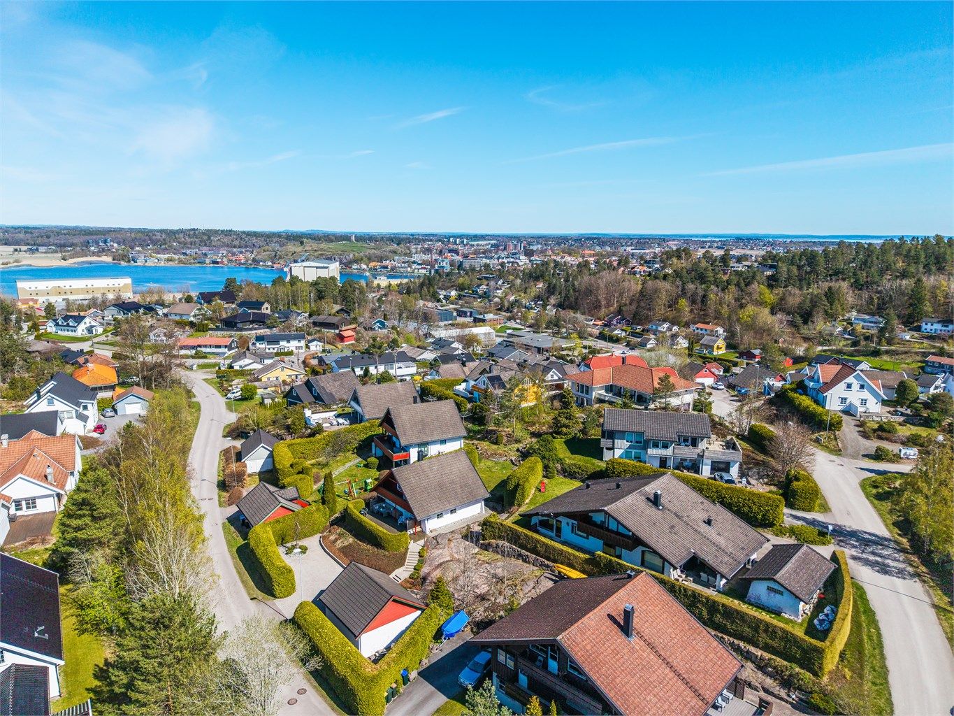 Oversikt over det etablerte og rolige boligområdet.