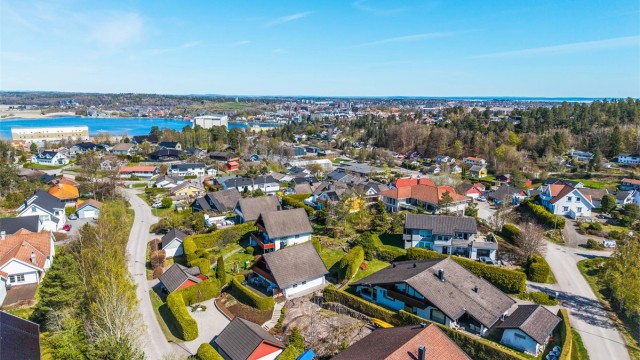 Oversikt over det etablerte og rolige boligområdet.