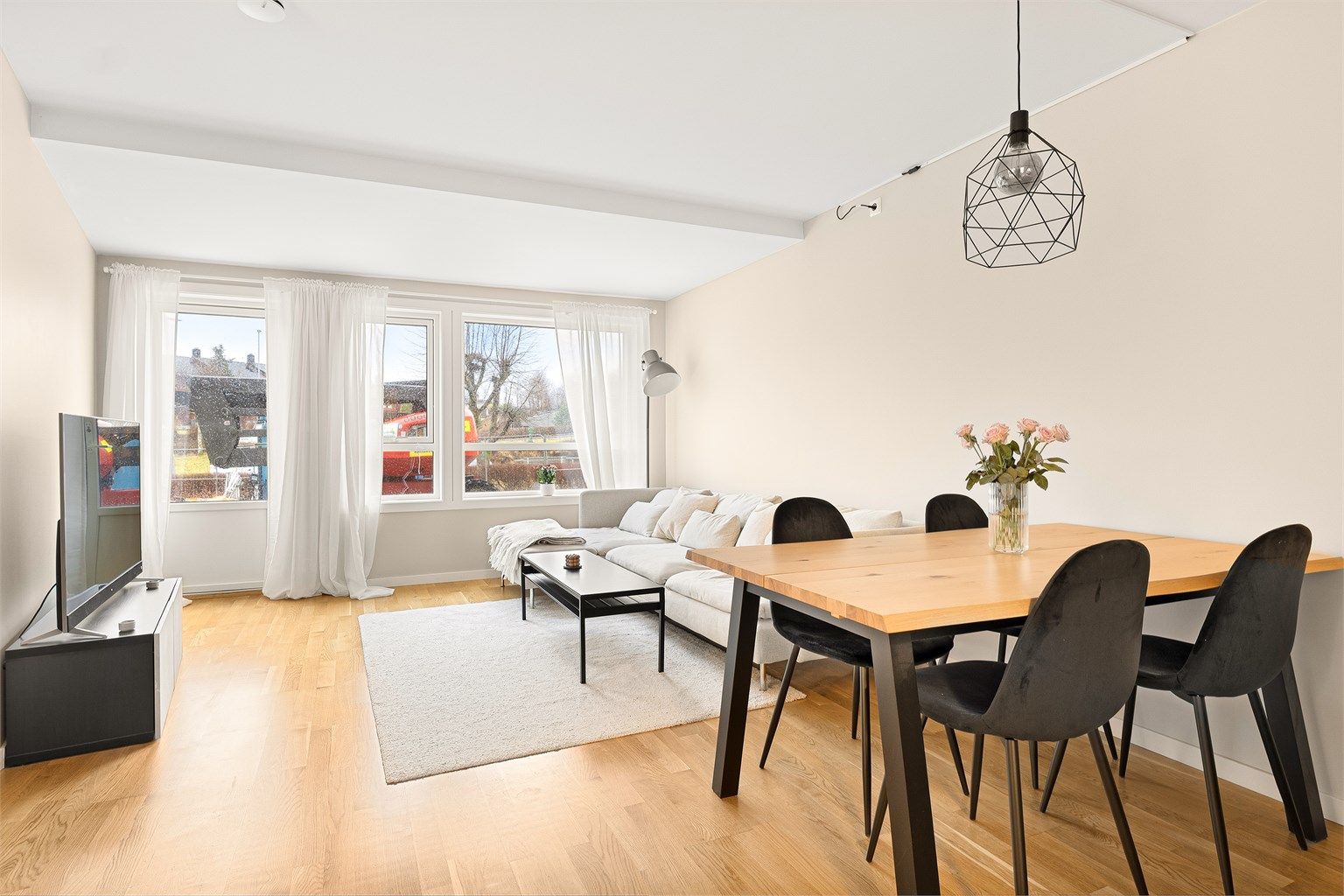 Åpen og luftig stue som er lett å innrede med flere sittegrupper. 