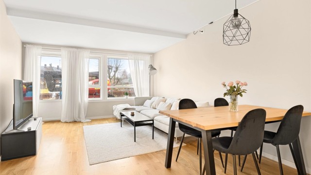 Åpen og luftig stue som er lett å innrede med flere sittegrupper.