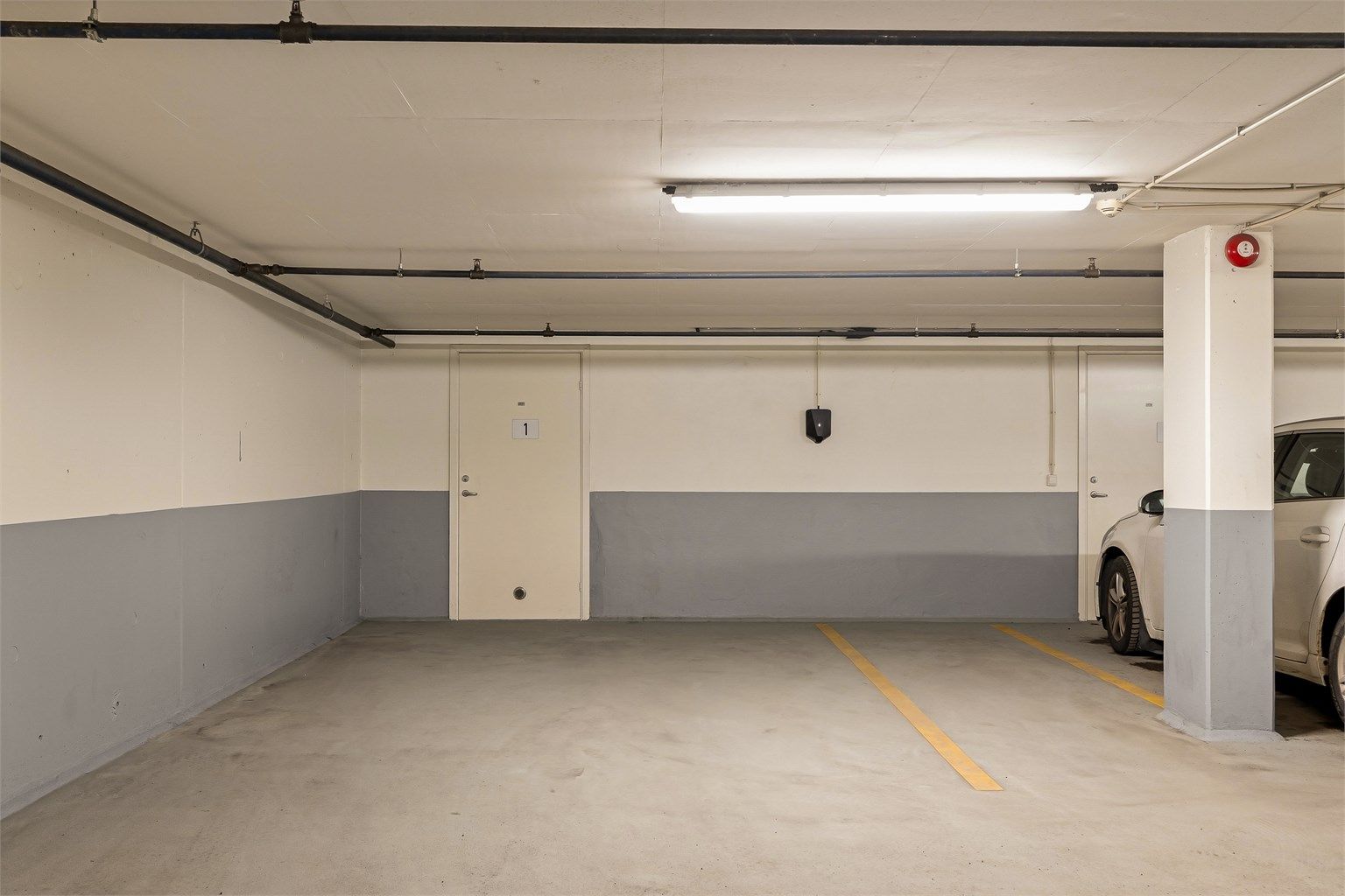 Det medfølger en romslig, dedikert parkeringsplass i felles garasjeanlegg.