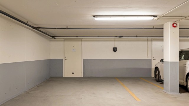 Det medfølger en romslig, dedikert parkeringsplass i felles garasjeanlegg.