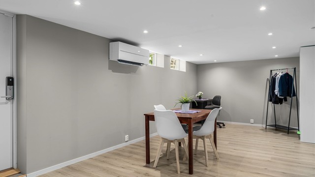 Et allsidig rom med downlights i taket og laminat på gulvet. (ikke godkjent for varig opphold - se punkt om ferdigattest i salgsoppgaven)