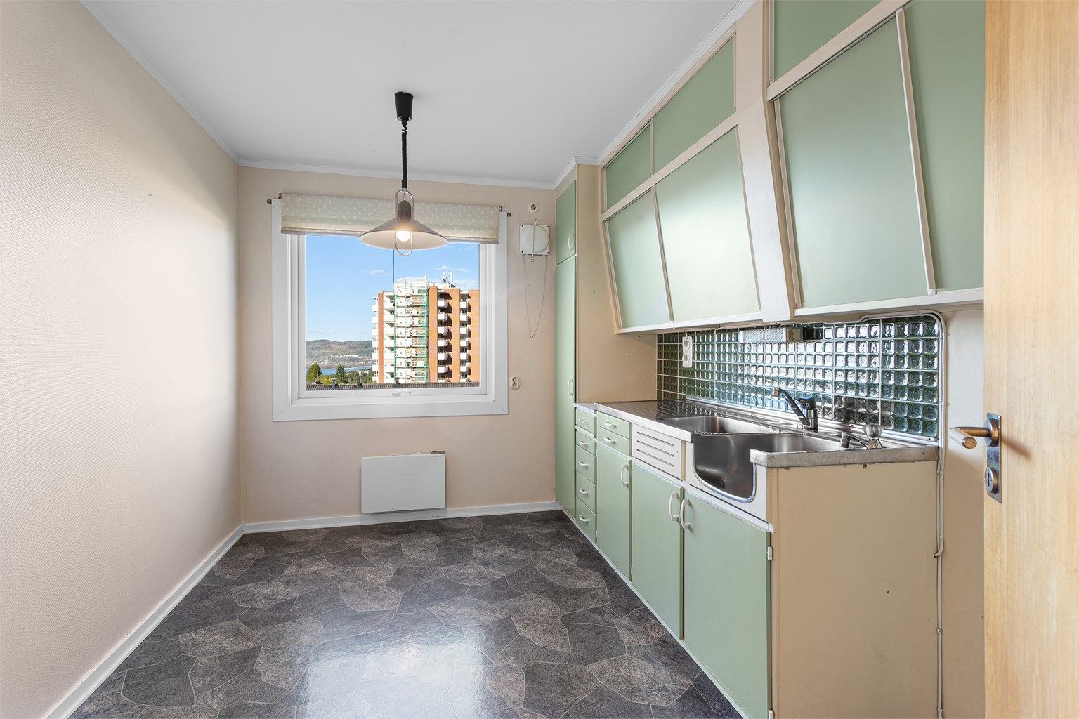 Kjøkkenet er romslig nok for en spiseplass ved vinduet.