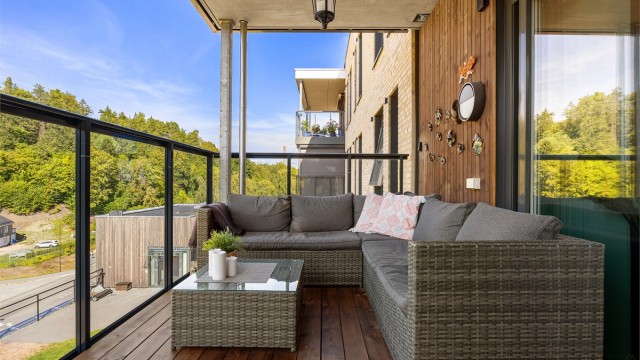 Balkongen er på 12.kvm og påkostet med Møre Royal terrassebord
