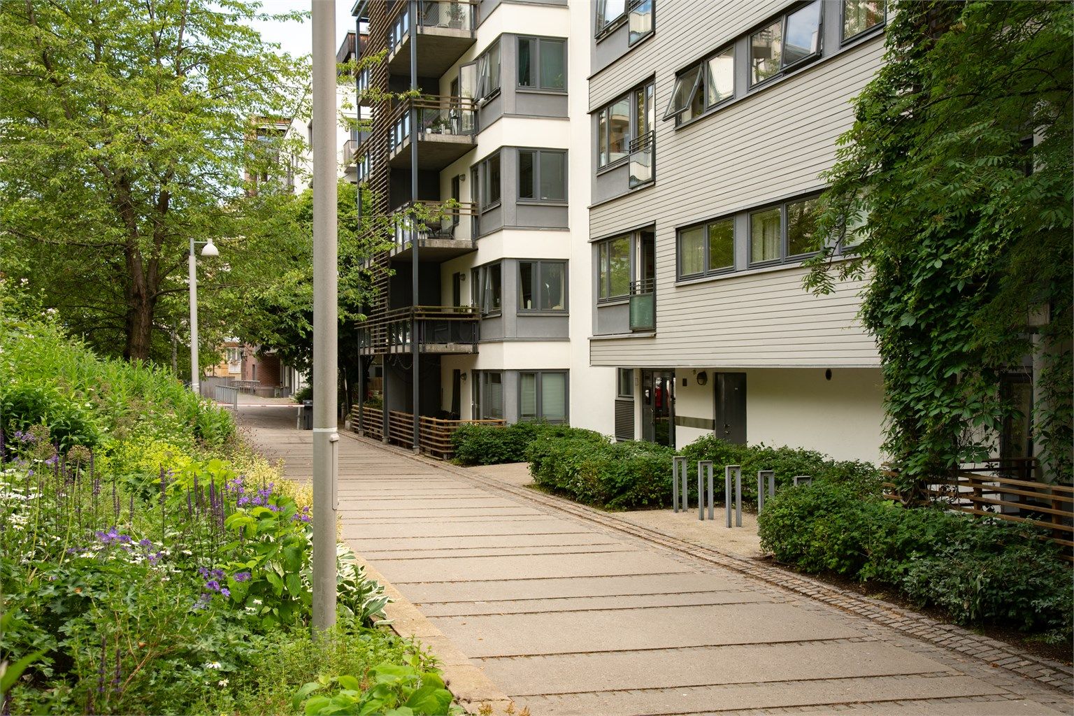 Leiligheten ligger tilbaketrukket fra bystøy, vendt inn mot parkens rolige fellesarealer.
Foto: Lars Gartå