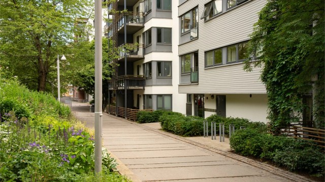 Leiligheten ligger tilbaketrukket fra bystøy, vendt inn mot parkens rolige fellesarealer.
Foto: Lars Gartå