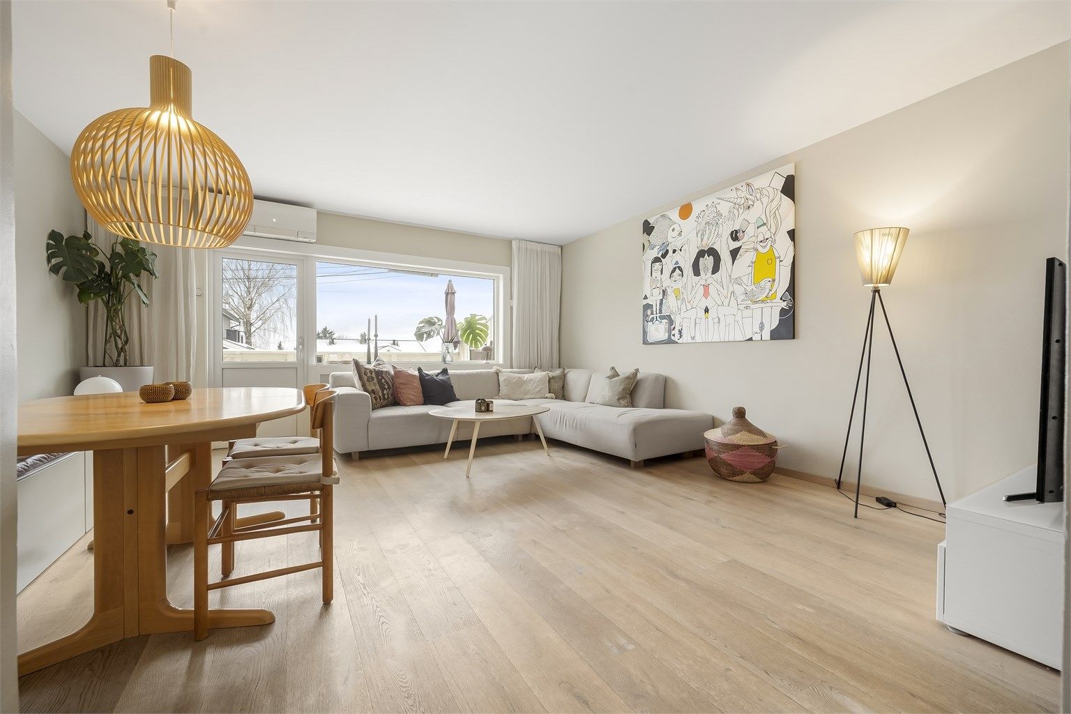 Stuen er lys og luftig, med store vindusflater mot vest og lyse fargevalg på overflater.