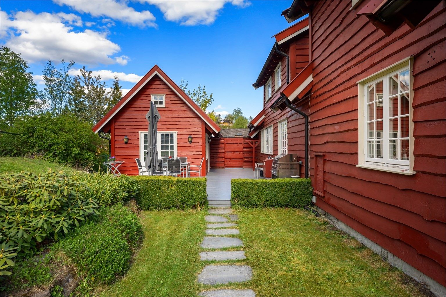 På baksiden av huset finner du den andre terrassen og annekset