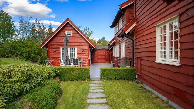 På baksiden av huset finner du den andre terrassen og annekset