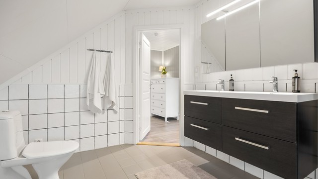 Baderomsinnredningen har en dobbel, ovenpåliggende servant som ble montert i 2024. Toalettet er fra 2022.