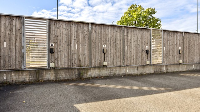 Fast, disponibel parkeringsplass. Tilrettelagt for etablering av ladeboks til el-bil.