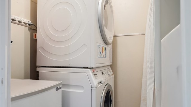 Den innvendige boden gir praktisk oppbevaringsplass og har opplegg for vaskemaskin. Varmtvannsberederen er også plassert her. I tillegg disponerer boligen én loftsbod samt to boder i kjelleretasjen.