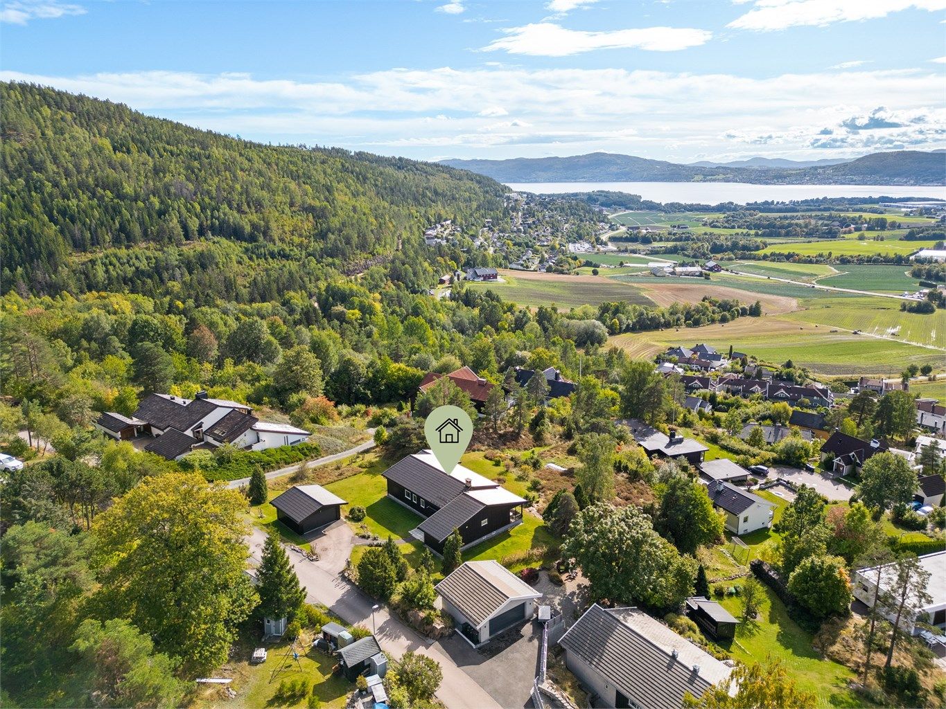 Det er ca. 12 minutters kjøring til Drammen og ca. 16 minutters kjøring til Asker sentrum med flere servicetilbud samt sentrumsfasiliteter.