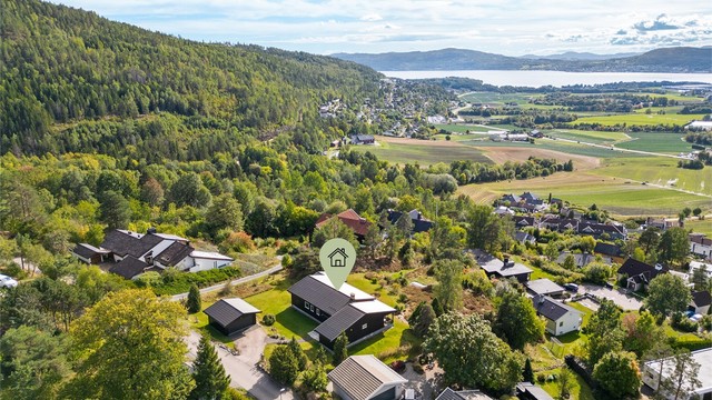 Det er ca. 12 minutters kjøring til Drammen og ca. 16 minutters kjøring til Asker sentrum med flere servicetilbud samt sentrumsfasiliteter.