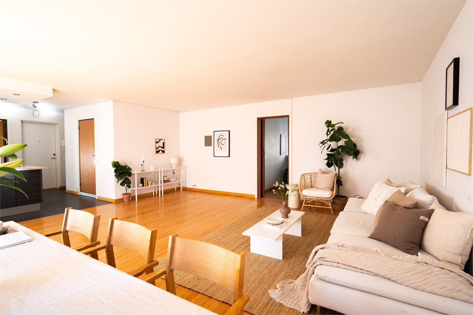 Stuen kan innredes etter ønske. Her er det flere muligheter!