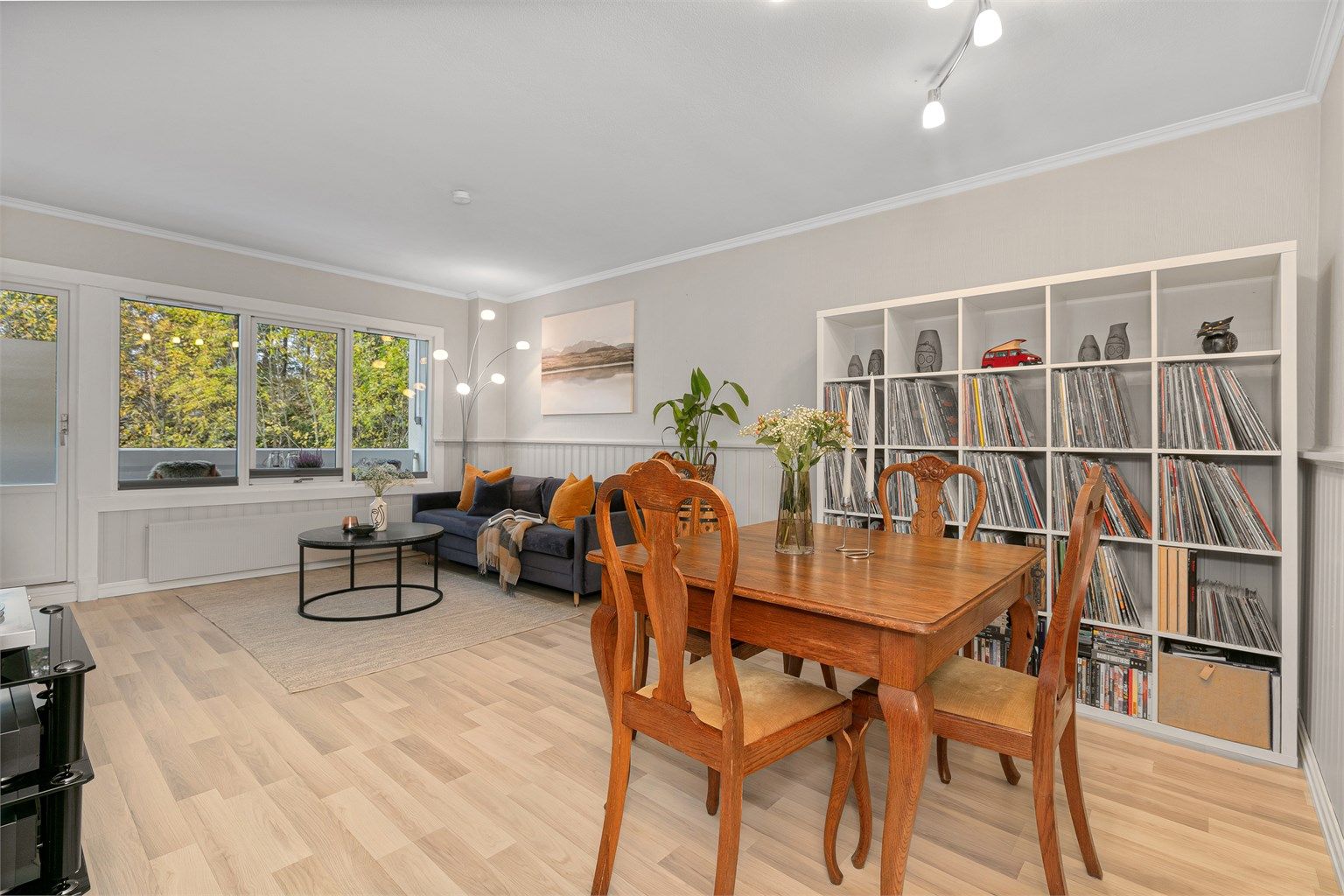 Med de store vindusflatene slippes det inn rikelig med naturlig lys.