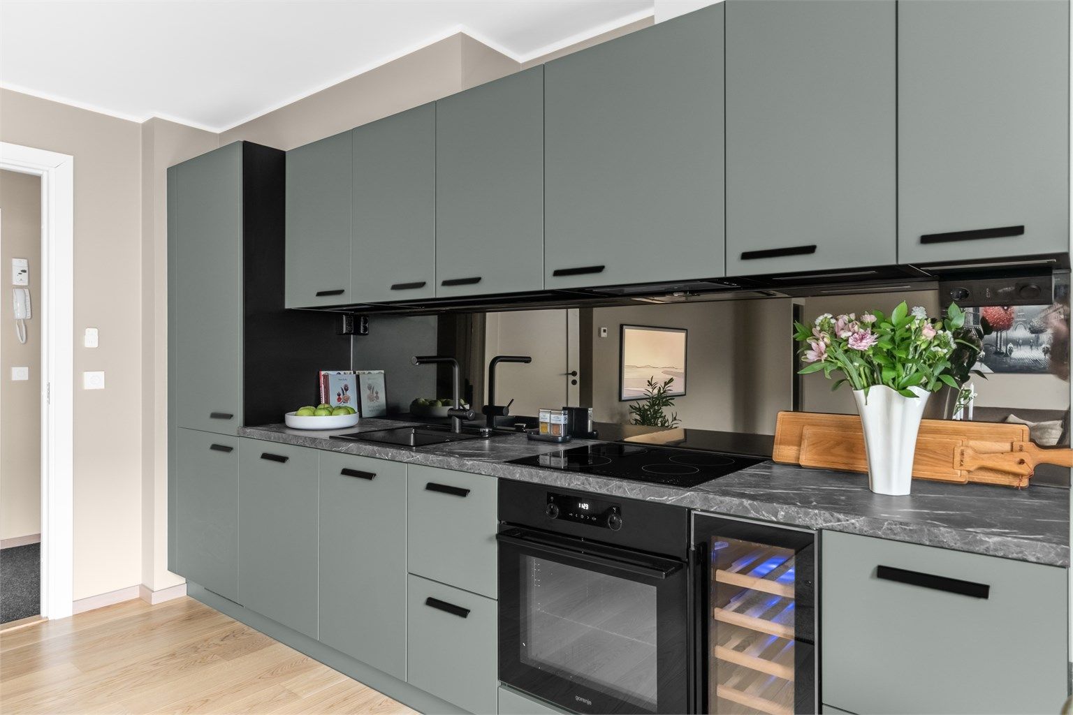 Lekkert Keo kjøkken fra 2022 med slette fronter.