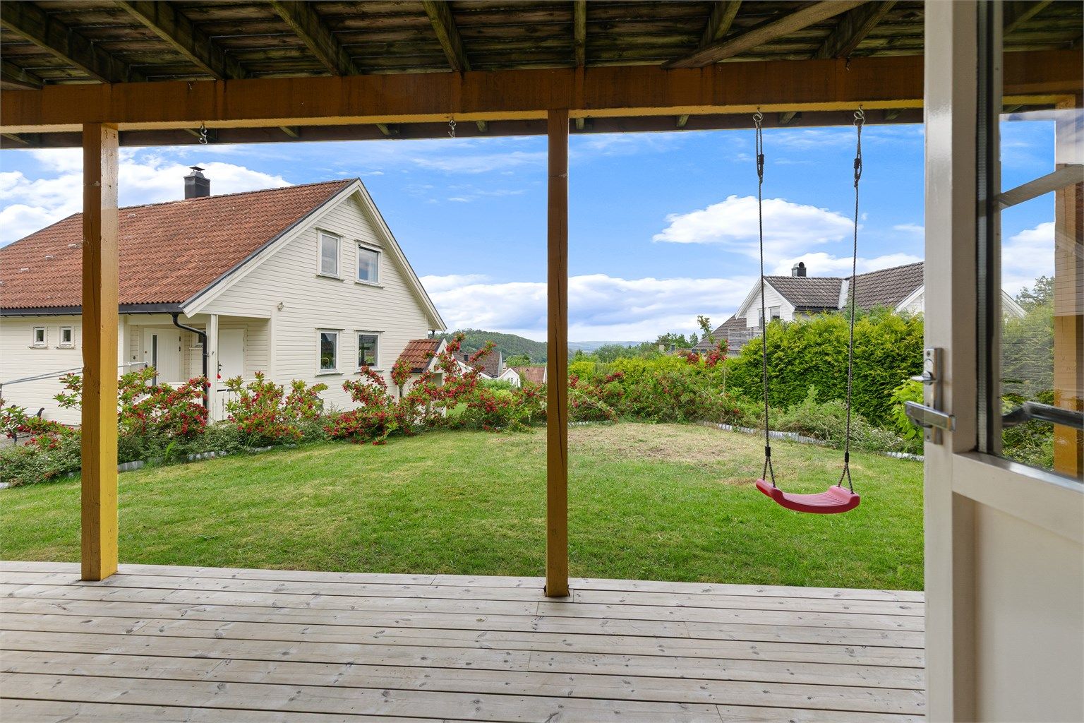 Det er også en terrasse ved hagen utenfor u.etg
