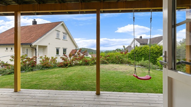 Det er også en terrasse ved hagen utenfor u.etg