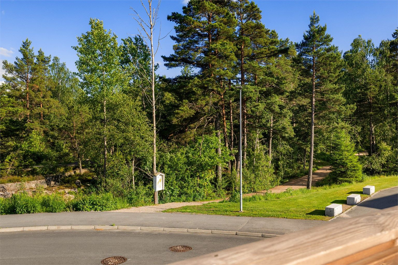 Innfallsvei til lysløypen starter rett over gaten for leiligheten. Nærmere skog og mark er det knapt mulig å bo.