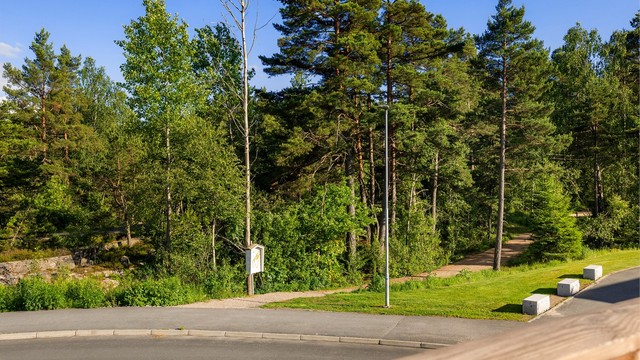 Innfallsvei til lysløypen starter rett over gaten for leiligheten. Nærmere skog og mark er det knapt mulig å bo.