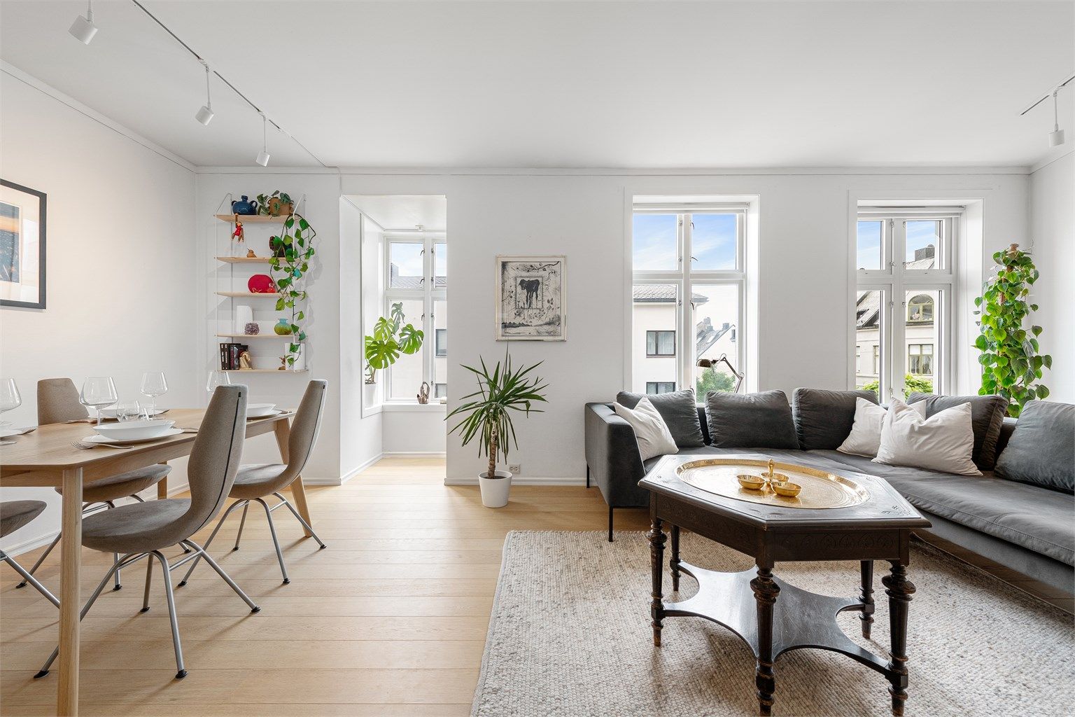 Store vindusflater på stuen og god takhøyde gir godt med dagslys 