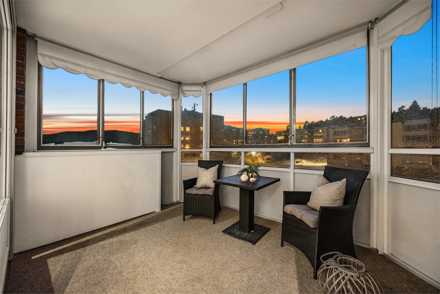 Fra stuen er det utgang til en romslig, innglasset balkong på 9 m². Foto:Oh shots