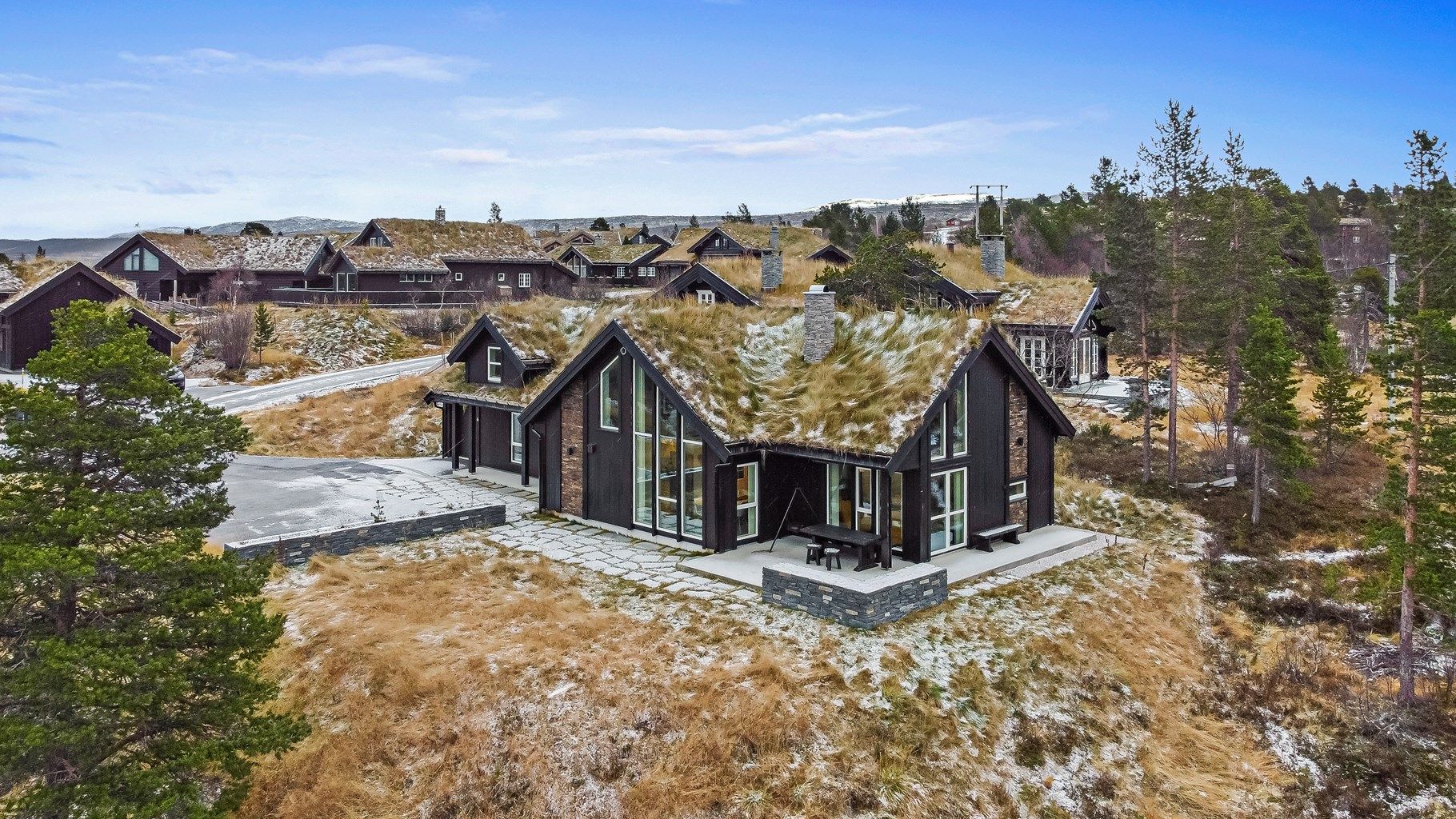 Velkommen til Solsetervegen 6 - En sjeldent flott og innholdsrik hytte med optimale sol- og utsiktsforhold i et rolig hyttefelt med gåavstand til sentrum og skiløyper. 