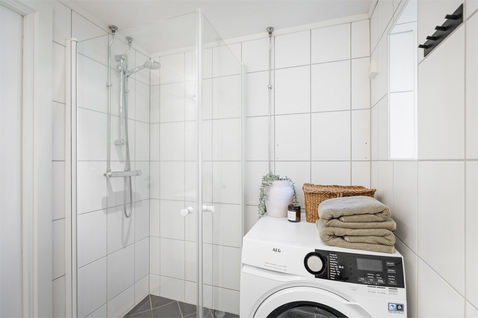 Det er opplegg for vaskemaskin og plass til tørketrommel på badet