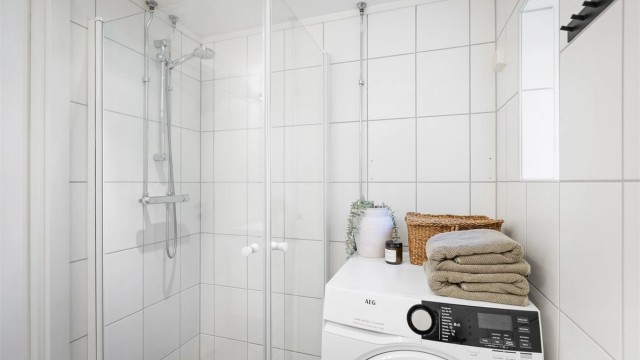 Det er opplegg for vaskemaskin og plass til tørketrommel på badet