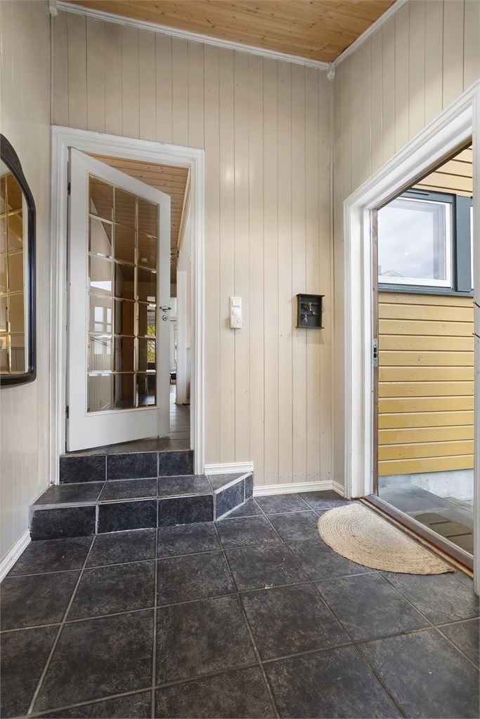Man kommer inn i en romslig entré med fliser på gulv og gulvvarme