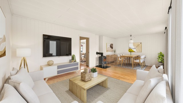 Stuen er romslig og byr på god plass til både sofagruppe samt stort spisebord.