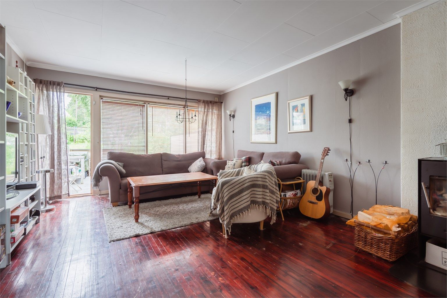 Stuen i første etasje har en lun vedovn og direkte utgang til terrassen.
Foto: [Fotograf eller fotofirma]