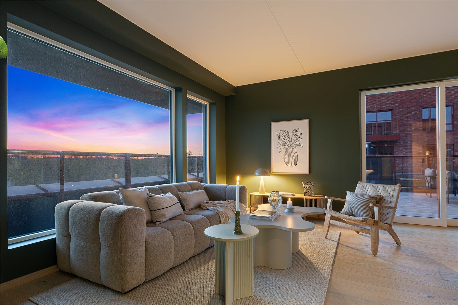 Stuen er romslig med store vindusflater