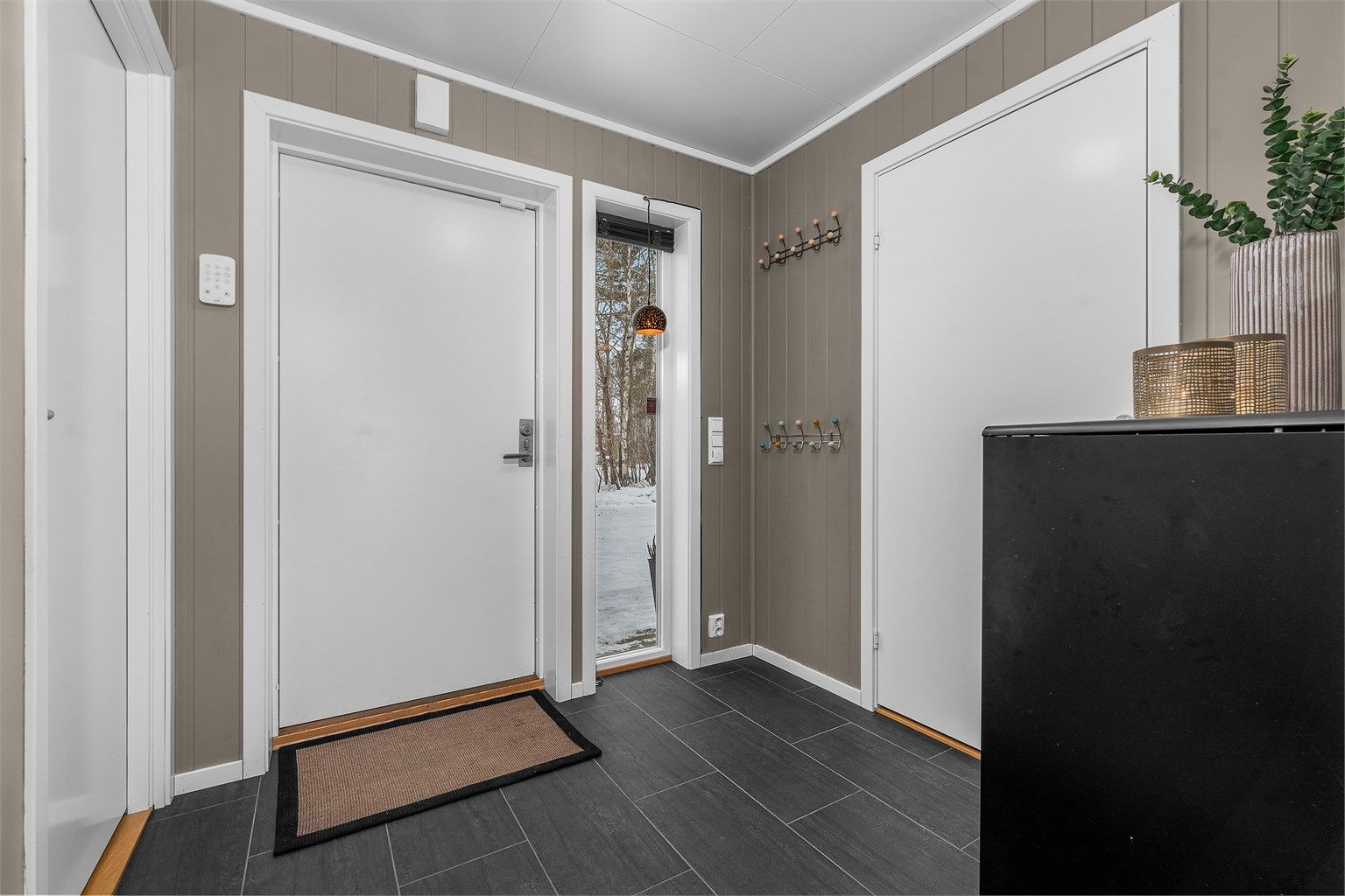 En hyggelig entré ønsker deg velkommen. Entreen har fliser med varme i gulv. Vaskerom ligger praktisk plassert ved inngangsparti, samt bod/teknisk rom for ekstra lagringsplass. 