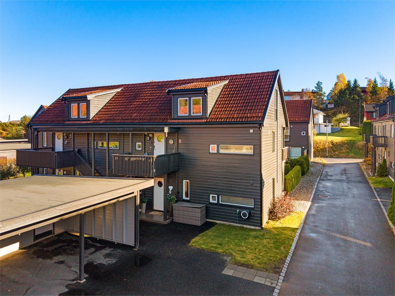 Leiligheten disponerer en ekstern sportsbod på ca. 6 m² samt plass i felles carport.