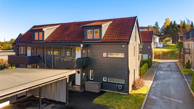 Leiligheten disponerer en ekstern sportsbod på ca. 6 m² samt plass i felles carport.