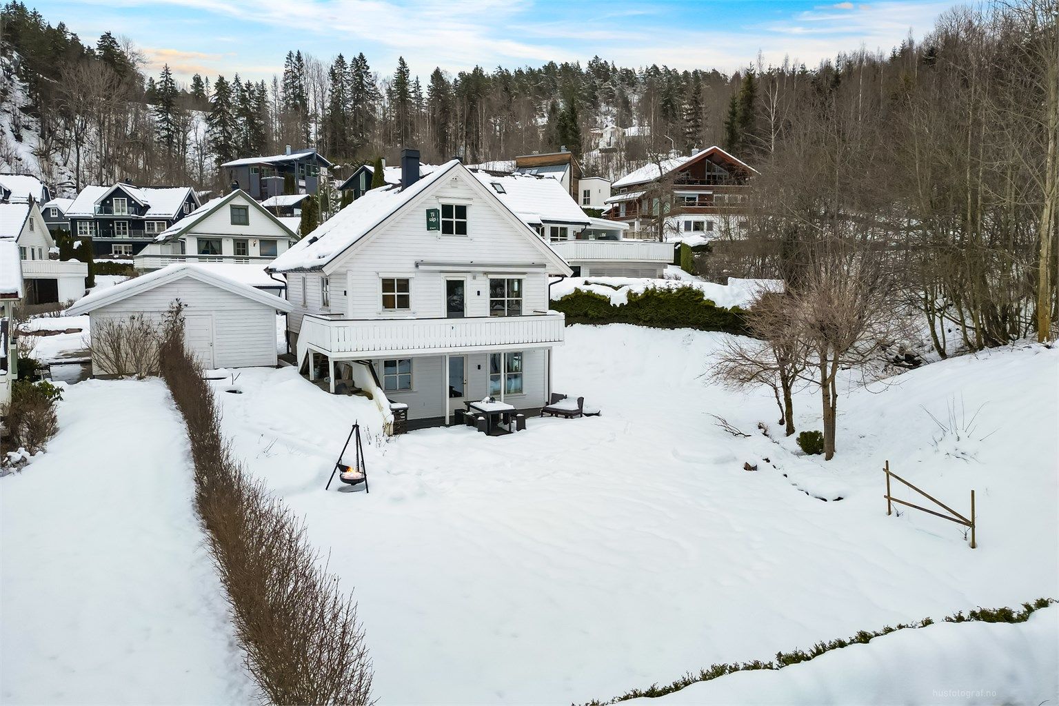 Huset ligger innerst i en blindvei og har stor, skjermet hage. Foto: Haiman Askari/Knipzet AS