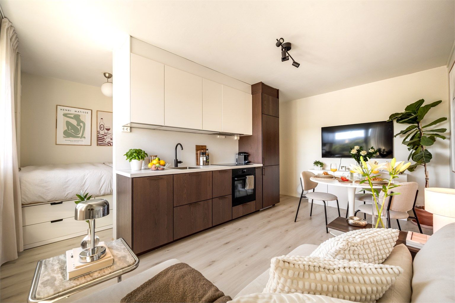 Lekker og kvadratsmart leilighet i 10. etasje, pusset opp i 2023/2024. Foto: Martine Eren Studio