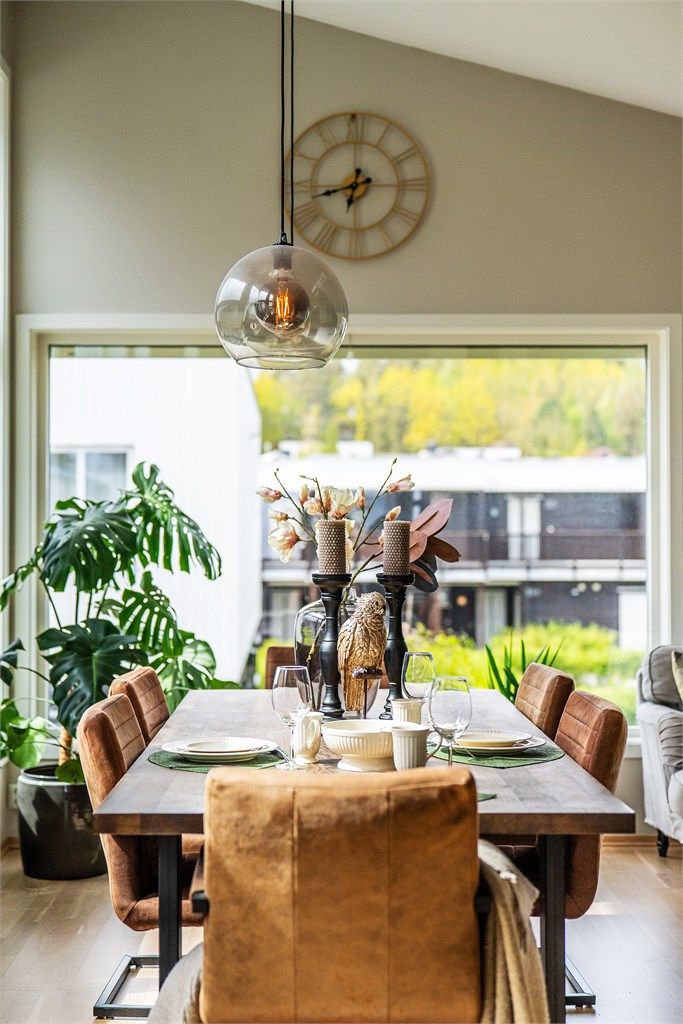 Det er høy himling og store flotte vinduer