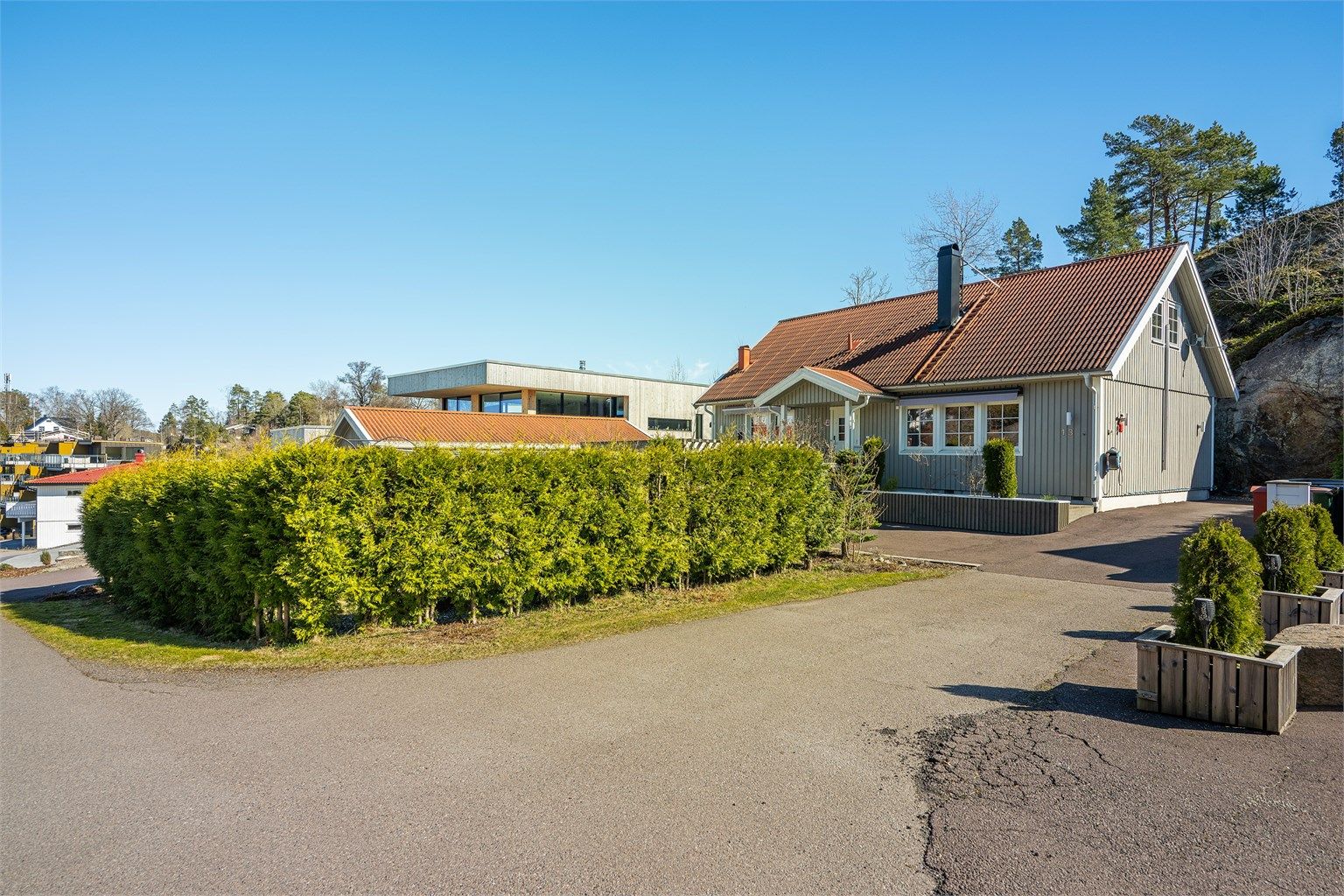 Eiendommen ligger i en barnevennlig blindgate med asfaltert gårdsplass og en frittstående garasje på 50 m².