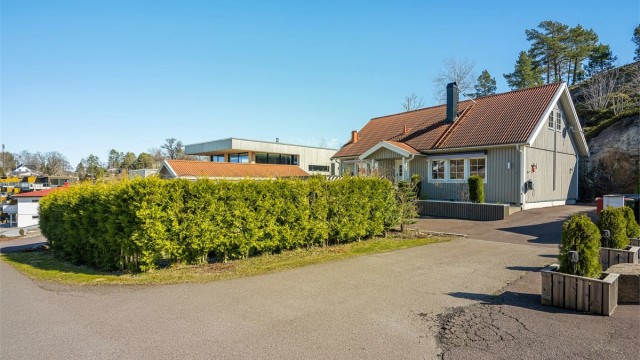 Eiendommen ligger i en barnevennlig blindgate med asfaltert gårdsplass og en frittstående garasje på 50 m².