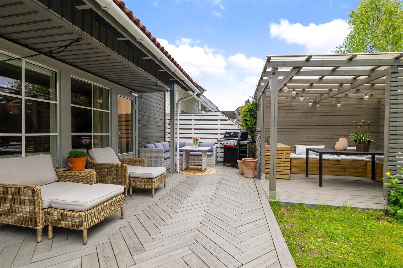 Den store uteplassen ( 36kvm ) har en platting av trykkimpregnerte terrassebord og rikelig med plass til flere sittegrupper.
