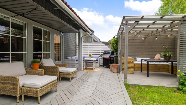 Den store uteplassen ( 36kvm ) har en platting av trykkimpregnerte terrassebord og rikelig med plass til flere sittegrupper.
