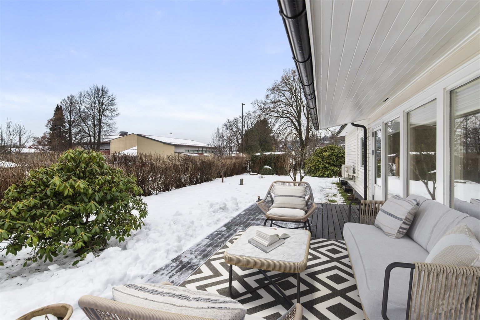 Mot vest/sør, med utgang fra boligens stue, er det bygget en stor og solrik platting med enkel adkomst videre til hagen.