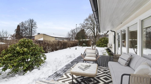 Mot vest/sør, med utgang fra boligens stue, er det bygget en stor og solrik platting med enkel adkomst videre til hagen.