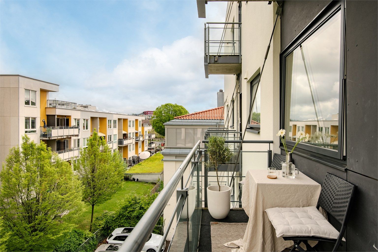 Fra stuen er det utgang til en nordøstvendt balkong. I tillegg har sameiet en felles takterrasse.
Foto: Lars Gartå 